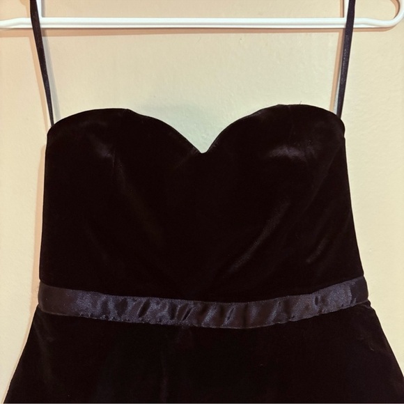 $9🎅🏼  Black Velvet Peplum Strapless Sweetheart Neckline Cocktail Dress - Picture 3 of 14